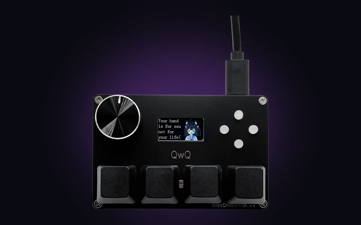 Le SayoDevice O3C++ vu de dessus, avec ses touches, ses boutons en silicone et sa molette.
